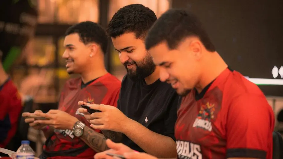 Pemain menikmati game praktis di ponsel saat waktu luang